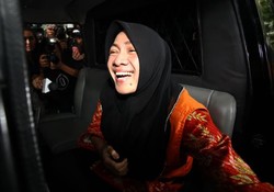 Diperiksa KPK, Istri Bupati Karawang Tampil Modis dan Tebar Senyuman