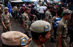 Satpol PP Tertibkan 3.500 Lapak PKL di Jakarta Barat