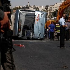 Ekskavator Tabrak dan Gulingkan Bus di Yerusalem, 2 Orang Tewas