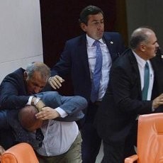 Duh! Anggota Parlemen Turki Saling Tonjok Saat Sidang