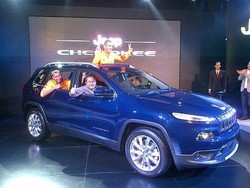 Diawali Tendangan 2 Pemain Juve, Jeep Cherokee Meluncur ke Indonesia