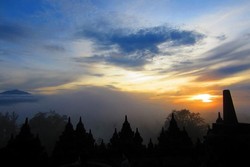 Borobudur Sunrise, Matahari Mengintip dari Puncak Borobudur