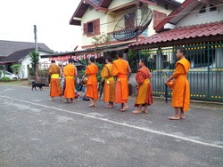 Geliat Pagi Para Biksu di Muang Xai, Laos