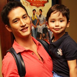 Kebahagian Mike Lewis Bersama Buah Hatinya