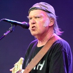 Bagi-bagi Kaos Gratis, Neil Young Ajak Fans Boikot Produk Katun Non-Organik