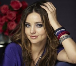 Cantiknya Miranda Kerr dengan Gelang Warna-warni dari Swarovski