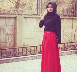 Hijab Style: Padu Padan Rok Panjang Ala Hijabers Cantik Asal Turki, Sena