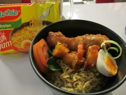 Mix Diner & Florist: Wah, di Sini Bisa Makan Mie Instan yang Diracik Persis Kemasannya!