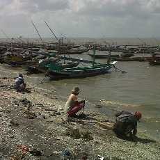 44 Kapal Nelayan Kenjeran Tersapu Angin, 8 Unit Rusak