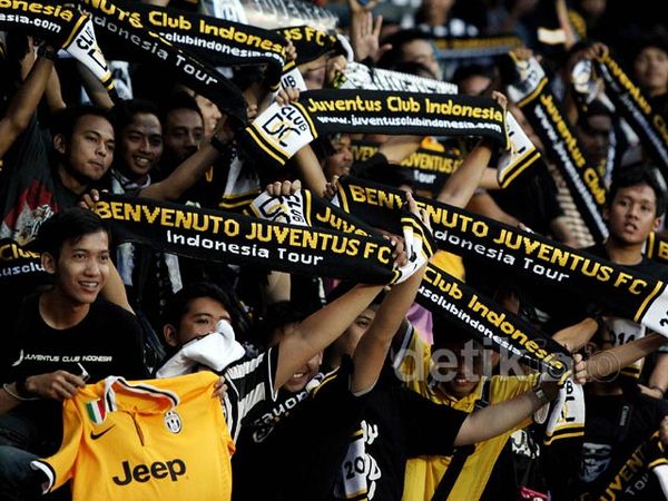 Hitam-Putih Warnai GBK