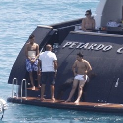 Liburan di Ibiza, Neymar Pakai Pelindung Cedera di Tubuhnya