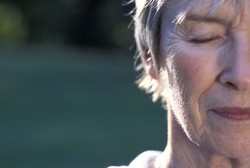 Makin Bertambah Usia Makin Sulit Berpikir? Ini Penjelasannya