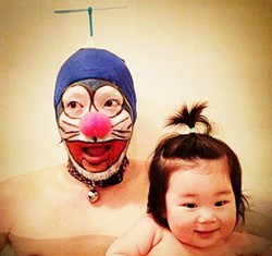 Ayah Kreatif Ini Hibur Anak Saat Mandi, Jadi Doraemon Hingga SpongeBob