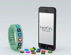 Pakai Gelang Ini Bisa Berteman Lewat Facebook dengan Jabat Tangan