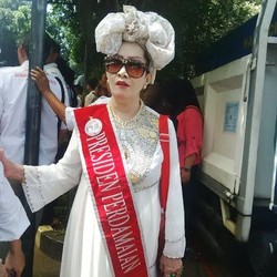 Hebohnya Ibu Ini di Tengah Pendukung Prabowo-Hatta di Depan Gedung MK