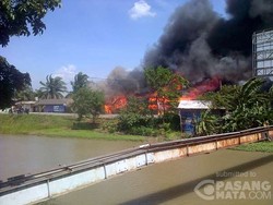 Sejumlah Lapak Pinggir Rel KA di Pademangan Hangus Terbakar