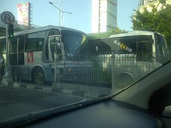 TransJ Koridor VI Serempetan dengan Kopaja AC di Sekitar Pasar Mampang