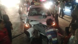 Taksi Express Seruduk Separator di Warung Buncit, 2 Penumpang Terluka