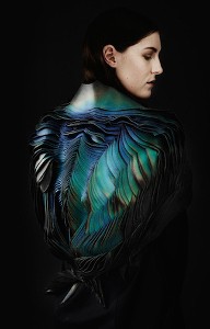 Dari Bahan Ramah Lingkungan, Seniman Ini Buat Gaun Seperti Sayap