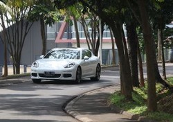 Sensasi Mengendarai Porsche Panamera S