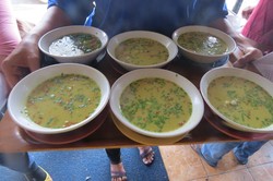 Empal Gentong Cirebon Apud VS Amarta, Mana yang Lebih Enak?