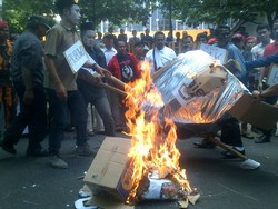 Ratusan Massa Pro Prabowo-Hatta Blokir Jalan Depan KPU Jateng