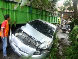 Truk Fuso Seruduk 2 Mobil dan Motor di Banyumas, 2 Orang Jadi Korban