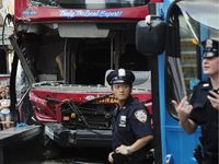 2 Bus Tingkat Tabrakan di New York Times Square