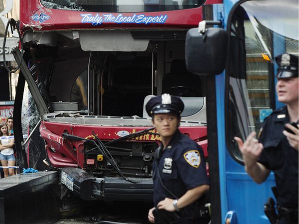 2 Bus Tingkat Tabrakan di New York Times Square
