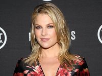 Ali Larter Berbunga di Premiere Legends