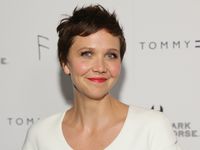 Maggie Gyllenhaal Fresh Berlipstik Merah