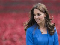 Kate Middleton di Tengah Bunga-bunga Keramik