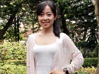 Karina Salim Cantik Kasual dengan Tank Top Putih