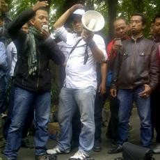 File Foto Dihapus Paksa Polisi, Wartawan Demo di Depan Kantor KPU Jatim