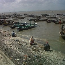 Tak Ingin Disapu Angin Lagi, Nelayan Kenjeran Jaga Perahu