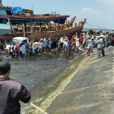 Belajar Nyetir, Warga Probolinggo Cemplungkan Pikap ke Laut
