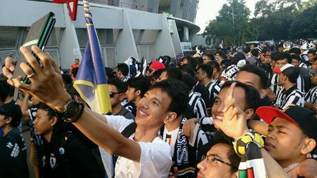 Lautan Hitam-Putih di GBK