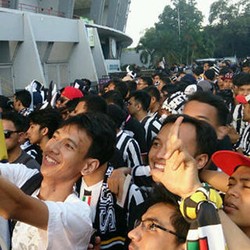 Lautan Hitam-Putih di GBK