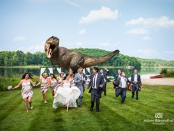 Foto Pernikahan Unik, Pengantin Dikejar Dinosaurus Saat Berpesta
