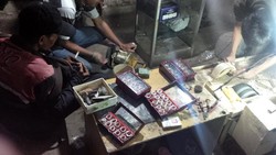 Mereka yang Berkhidmat Hingga larut Malam Demi Batu Akik