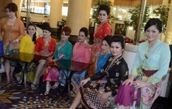 Tentang Kebaya Encim yang Diwajibkan di Sekolah dan Berbagai Modelnya