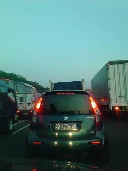 Imbas Minibus Terguling, Lalin di Tol Cikampek-Jakarta Padat Sampai KM 25