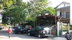 6 Jam Geledah Rumah Bupati Ade Swara, Petugas KPK Pergi Bawa Kardus