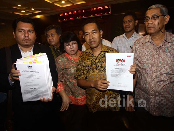 Penyerahan Revisi Gugatan Prabowo-Hatta Ke MK