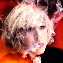 Penyanyi Ini Klaim Kekasihnya Pembunuh Jim Morrison