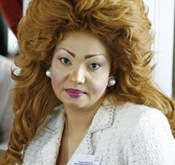 Foto: Istri Presiden Kamerun yang Populer Karena Rambut Megarnya