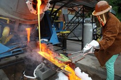 Wouw, Steak Ini Dipanggang dengan Cairan Lava Gunung Berapi!