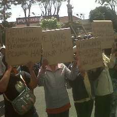 Warga Dolly Ngeluruk Polrestabes Tuntut 9 Tersangka Dibebaskan