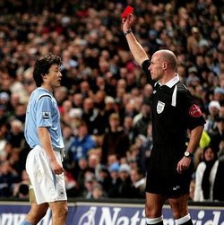 Sindiran City untuk Howard Webb yang Pensiun