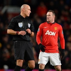 Benarkah MU Banyak Diuntungkan Howard Webb?